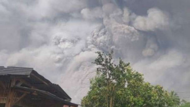 Gunung Semeru erupsi