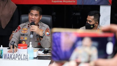 Wakapolda Jatim Brigjen Pol Slamet Hadi Supraptoyo saat merilis tersangka