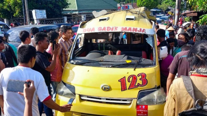 Kondisi angkot ringsek ditabrak kereta api di Medan.