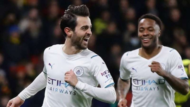 Pemain Manchester City, Bernardo Silva dan Raheem Sterling rayakan gol.