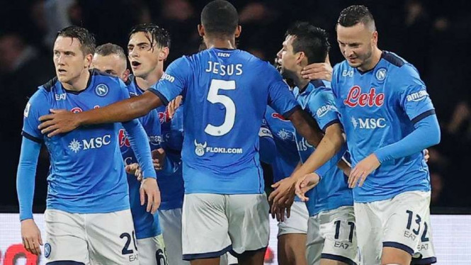 Pemain Napoli rayakan gol.