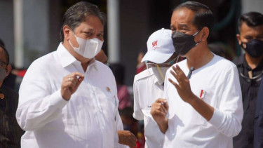 Menko Perekonomian Airlangga Hartarto (kiri) dan Presiden Jokowi (kanan).