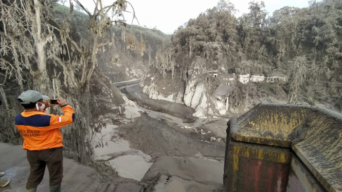Kondisi akses ke pengungsian erupsi Gunung Semeru.