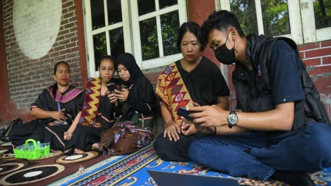 Sahabat Ganjar berikan penyuluhan marketing ke perajin tenun