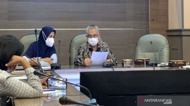 Dekan Fakultas Ilmu Budaya (FIB) Universitas Brawijaya Agus Suman (kanan)
