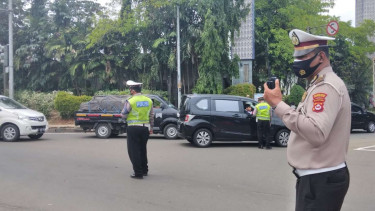 Polisi melakukan pengalihan arus lalu lintas terkait dengan demo buruh.