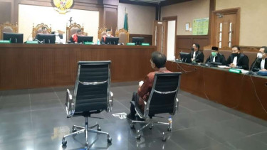 Mantan Wakil Ketua DPR Azis Syamsuddin menjalani sidang perdana