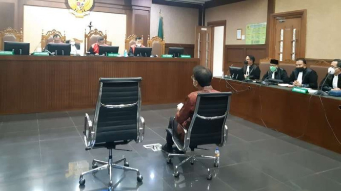 Mantan Wakil Ketua DPR Azis Syamsuddin menjalani sidang