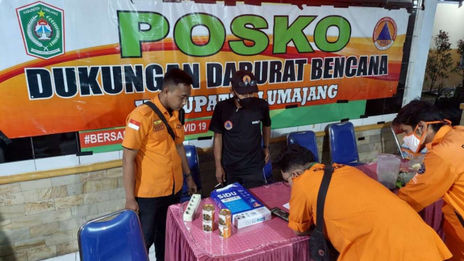 Sejumlah relawan Rumah Zakat di posko bantuan kemanusiaan untuk para korban terdampak erupsi Gunung Semeru di kabupaten Lumajang, Jawa Timur, Senin, 6 Desember 2021.
