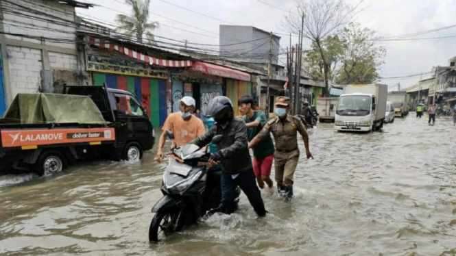  Bencana banjir air laut atau banjir rob merendam berbagai pemukiman Pelabuhan Sunda Kelapa Jakarta.