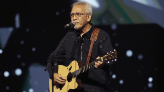 Iwan Fals Raih Penghargaan Achmad Bakrie ke-21 Tahun 2025 Bidang Seni dan Budaya