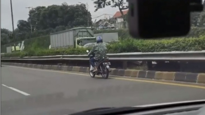 Viral Pengendara Motor Baju Loreng Masuk Tol.