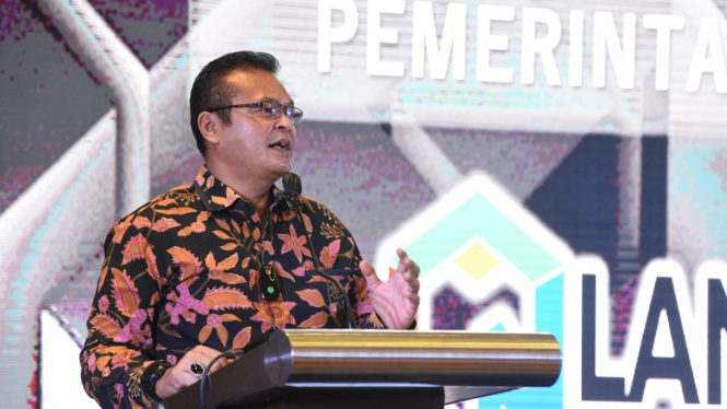 Kepala Lembaga Administrasi Negara (LAN), Dr. Adi Suryanto, M.Si saat memberikan sambutan pada Penyerahan Sertifikat Akreditasi Tahun 2021 di Hotel Holiday Inn, Jakarta, Senin (6/12).
