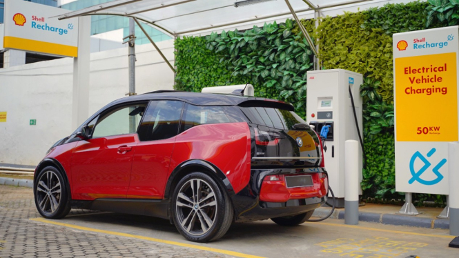 Stasiun pengisian mobil listrik Shell Recharge.