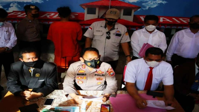 Polres Dairi memberikan memperlihatkan tersangka pengirim peti mati yang viral di media sosial dalam konferensi pers tentang penangkapan tersangka, Senin, 6 Desember 2021.