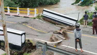 Disapu Banjir Jembatan Mininting di Lombok Barat Putus.
