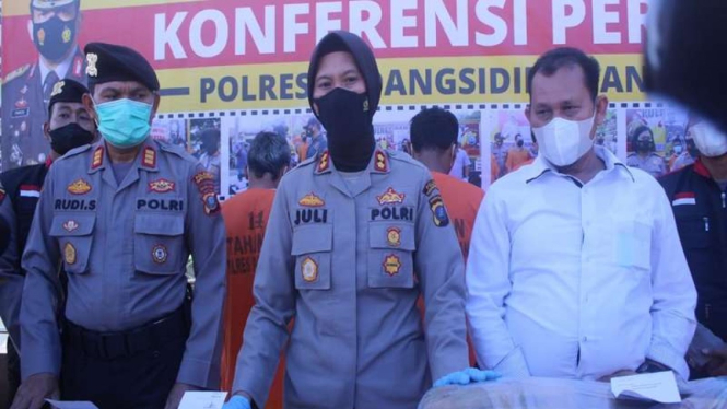 Kapolres Padangsidimpuan, AKBP Juliani Prihatin (tengah)