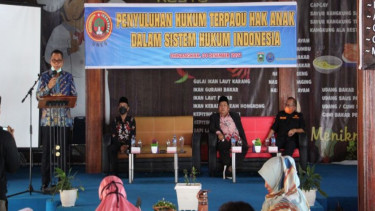 Epyardi Asda saat memberikan sambutan dalam kegiatan sosialisasi hukum