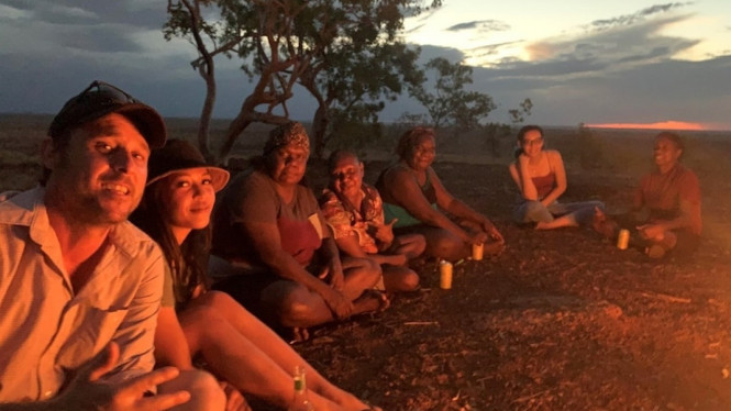 Yoseva Prihandini (kedua dari kiri) saat menikmati suasanaÂ menjelang malamÂ di puncak Mount Possum Hill, Kalkarindji, sepulang dari bekerja. (Koleksi pribadi)
