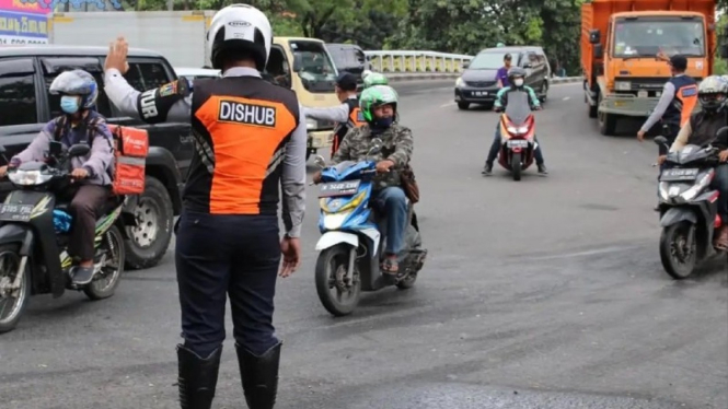 Jalan ke arah Sunda Kelapa dialihkan akibat banjir rob.