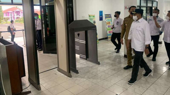 Menhub Budi Karya Sumadi meninjau Bandara Tebelian di Kabupaten Sintang.