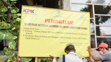 KPK memasang plang di salah satu restoran yang melanggar di Labuan Bajo.