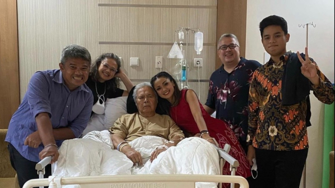Potret Nirina Zubir bersama Keluarga (Instagram/nirinazubir_)