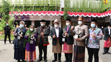 Menteri PUPR memberikan penghargaan kepada pemenang