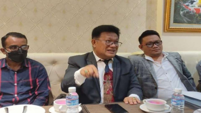 Penasihat hukum oknum dosen Universitas Sriwijaya (Unsri) yang diduga melakukan pelecehan seksual menyampaikan keterangan pers di Palembang, Rabu, 8 Desember 2021.