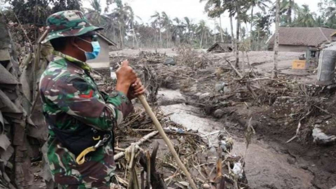 Prajurit TNI saat berjaga di akses menuju salah satu wilayah terdampak erupsi Gunung Semeru. (Foto ilustrasi)