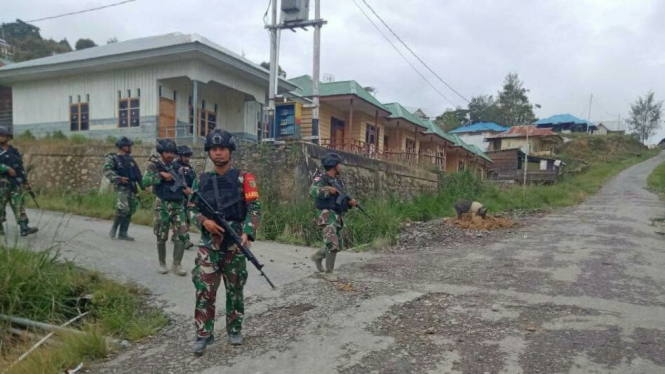 VIVA Militer: Prajurit TNI anggota Satgas Koramil Suru-Suru