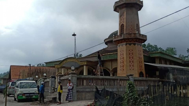 Sejumlah relawan yang datang dari beberapa kota di Jawa membersihkan masjid tertinggi lereng Gunung Semeru, Lumajang, Jawa Timur, Kamis, 8 Desember 2021, setelah masjid itu terdampak erupsi Semeru.