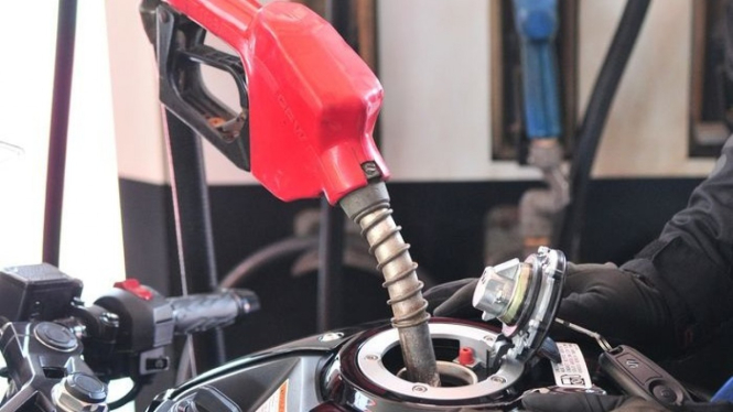 Motor Isi Bensin di SPBU.