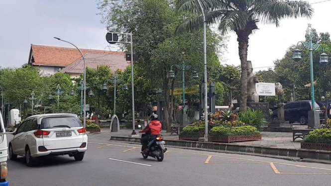 Pengendara sepeda motor dan mobil melintas di kawasan Ngarsopuro, Surakarta (Solo), Jawa Tengah. (ilustrasi)