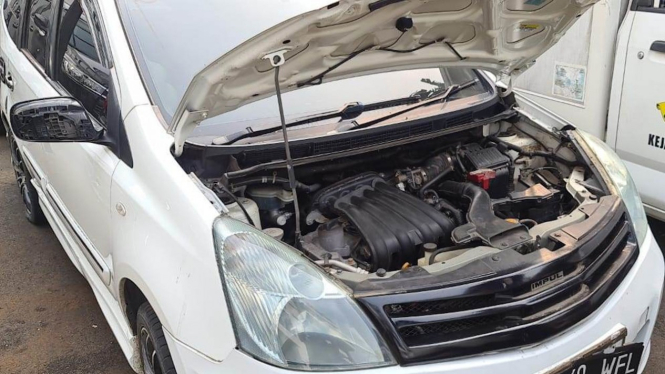 Lelang Nissan Grand Livina