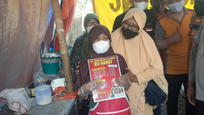 Penjual Tengkleng Bu Harsi yang diviralkan karena harganya ngepruk