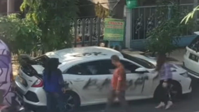 Viral Mobil Cewek Cantik Ini Dicoret-coret Cacian 