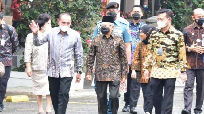 Wakil Presiden Ma'ruf Amin (tengah).