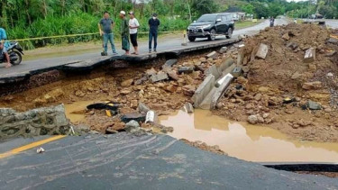 Jalan bypass yang menghubungkan Bandara Internasional Lombok dengan Sirkuit Mandalika dirusak warga.