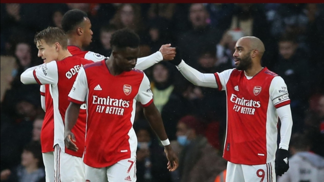 Para pemain Arsenal merayakan gol