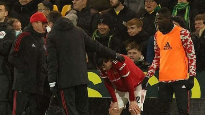 Victor Lindelof sesak napas