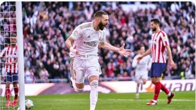 Penyerang Real Madrid, Karim Benzema mencetak go ke gawang Atletico