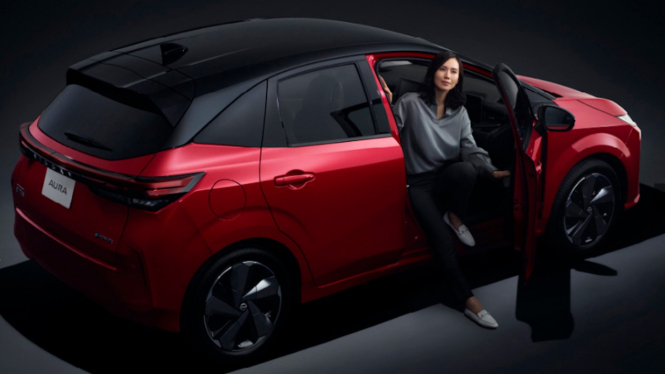 Nissan Note Aura.