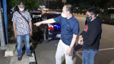 Polisi menunjukkan TKP geng motor bacok warga di Taman Sari, Jakarta Barat.