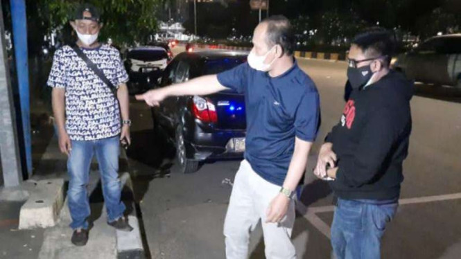 Polisi menunjukkan TKP geng motor bacok warga di Taman Sari, Jakarta Barat.