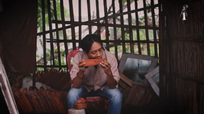 Viral Pria Makan Batu Bata