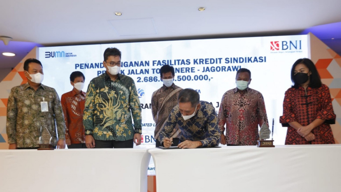 Jajaran Direksi BNI, PT SMI dan TLKJ dalam acara penandatanganan kerja sama kredit sindikasi Rp2,68 triliun untuk Proyek Jalan Tol Cinere–Jagorawi (Cijago), Selasa (14/12/2021).