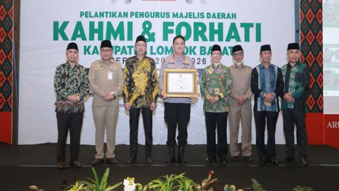 Kapolda NTB Irjen Mohammad Iqbal menerima penghargaan dari KAHMI