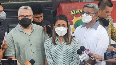 Artis Nirina Zubir di Polda Metro Jaya saat rilis kasus mafia tanah 