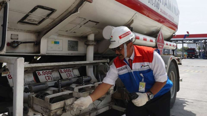 Seorang petugas PT Pertamina mengecek truk tangki berisi BBM. (Foto ilustrasi)